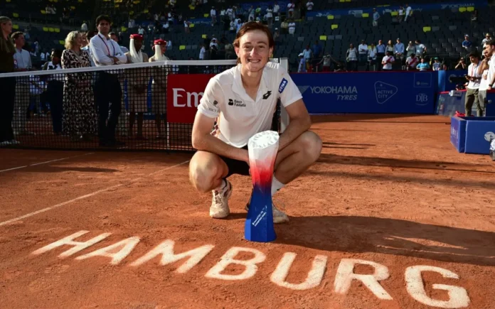 Ignacio Buse celebra el título del ATP de Hamburgo 2026 tras vencer a Tommy Paul