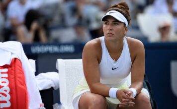 Tararear en tenis: la técnica mental que reduce la presión en pista Tenista regulando la tensión mental durante un partido