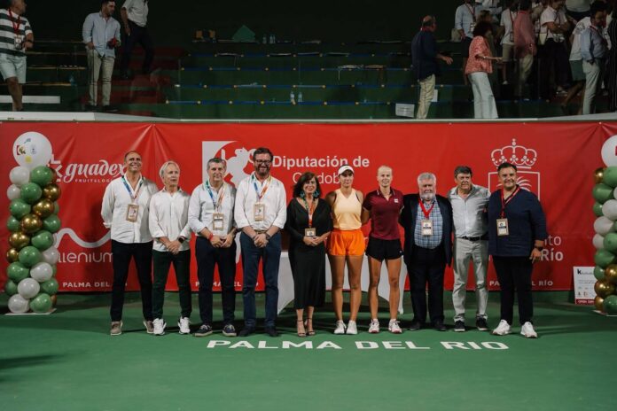 Eva Vedder y Elena Micic posan junto a las autoridades durante la ceremonia de entrega de trofeos del XXX Open Diputación Ciudad de Palma del Río 2026.