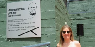 El C.T. Chamartín exhibió el nexo de Martínez y los jóvenes en el día del homenaje al maestro Natalia Martínez descubre la placa conmemorativa de Antonio Martínez durante el homenaje celebrado en el Club Tenis Chamartín