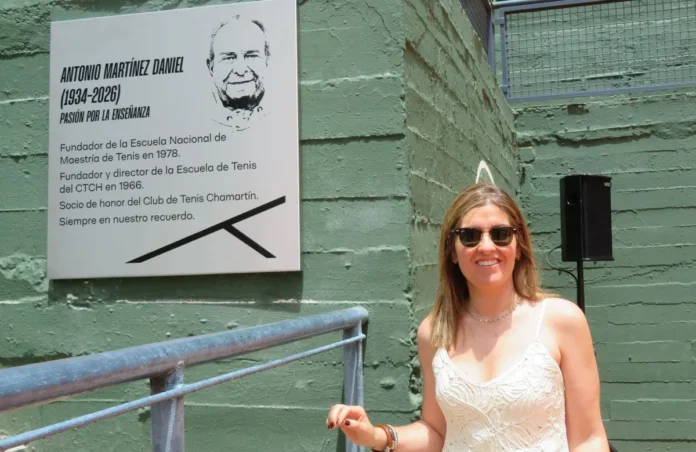 Natalia Martínez descubre la placa conmemorativa de Antonio Martínez durante el homenaje celebrado en el Club Tenis Chamartín