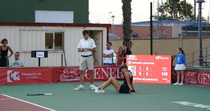 Kristina Mladenovic, en el momento de lesionarse durante su partido del Open Diputación Ciudad de Palma del Río 2026