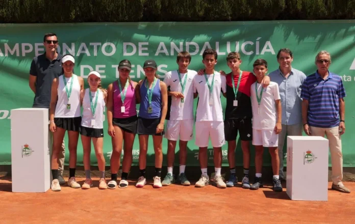 Olga García y Alberto Peña posan con los trofeos de campeones del Campeonato de Andalucía Infantil 2026 en Sevilla