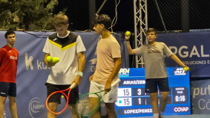 Alejandro López y Pablo Pérez durante su partido de dobles en el ATP Challenger Open Ciudad de Pozoblanco 2026.