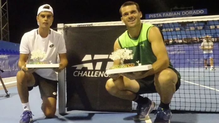 Alejo Sánchez y Benjamín Winter posan con el trofeo tras ganar la final de dobles del ATP Challenger Open Ciudad de Pozoblanco 2026.