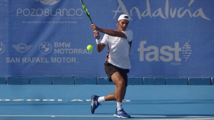 Alejo Sánchez Quilez golpea de revés durante su partido de octavos del ATP Challenger Ciudad de Pozoblanco 2026.