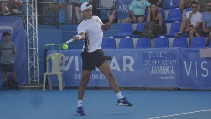 Alejo Sánchez Quílez golpea una derecha durante su partido de cuartos de final del ATP Challenger Ciudad de Pozoblanco 2026.