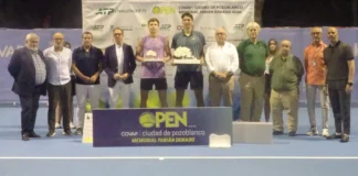 Chris Rodesch reina en Pozoblanco tras una final inolvidable ante Ivashka Chris Rodesch posa con el trofeo de campeón del ATP Challenger Open Ciudad de Pozoblanco 2026 junto a Ilya Ivashka y las autoridades durante la ceremonia de entrega.