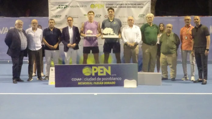 Chris Rodesch posa con el trofeo de campeón del ATP Challenger Open Ciudad de Pozoblanco 2026 junto a Ilya Ivashka y las autoridades durante la ceremonia de entrega.