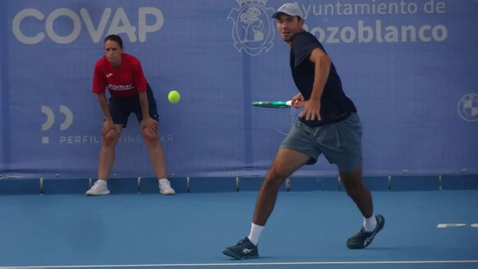 Chris Rodesch golpea de derecha durante su partido de cuartos de final del Open Ciudad de Pozoblanco 2026.