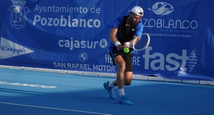 Hugo Grenier durante un partido del Open Ciudad de Pozoblanco ATP Challenger 2026.