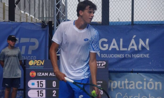 Izan Almazán durante su victoria sobre Alastair Gray en el ATP Challenger Ciudad de Pozoblanco 2026
