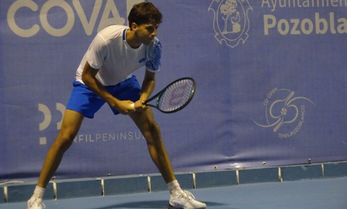 Izan Almazán durante su partido de octavos de final del ATP Challenger Ciudad de Pozoblanco 2026