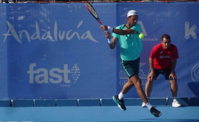 Juan Pablo Ficovich durante su partido ante Aziz Ouakaa en el ATP Challenger Ciudad de Pozoblanco 2026.
