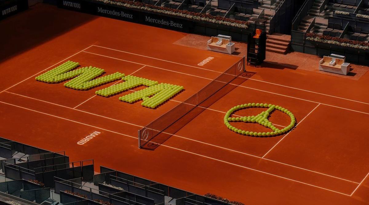 600 pelotas gigantes de tenis para trazar sobre la tierra batida del Mutua Madrid Open los anagramas de la WTA y Mercedes