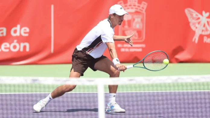 Oliver Crawford durante su partido de cuartos de final del Open Castilla y León Villa de El Espinar