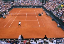 Albacete revive la Copa Davis con leyendas de España e Italia Pista de Copa Davis con público durante una eliminatoria de tenis