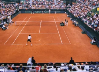 Pista de Copa Davis con público durante una eliminatoria de tenis