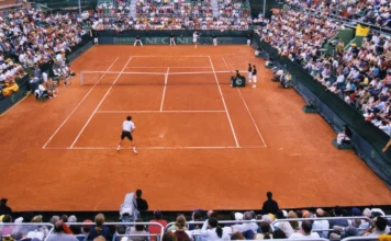 Albacete revive la Copa Davis con leyendas de España e Italia Pista de Copa Davis con público durante una eliminatoria de tenis