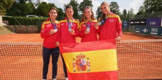 España celebra un oro y una plata en el Europeo Sub’16 Selección española Sub’16 femenina de tenis con sus medallas y la bandera de España