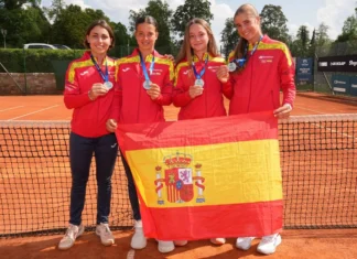 Selección española Sub’16 femenina de tenis con sus medallas y la bandera de España