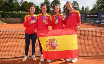 España celebra un oro y una plata en el Europeo Sub’16 Selección española Sub’16 femenina de tenis con sus medallas y la bandera de España