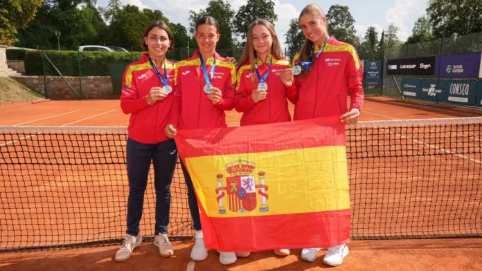 España Sub’16 de tenis celebra sus medallas europeas Selección española Sub’16 femenina de tenis con sus medallas y la bandera de España
