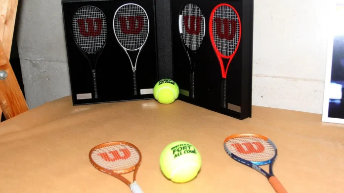 Exposición de raquetas de tenis en miniatura en el hotel Los Lanceros de San Lorenzo de El Escorial.