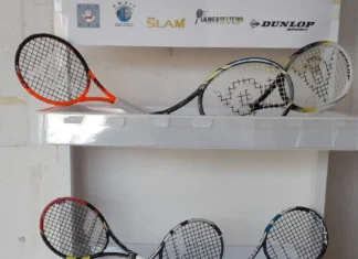 Exposición de raquetas de tenis en miniatura en San Lorenzo de El Escorial