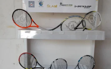 San Lorenzo de El Escorial reúne una colección inédita de raquetas de tenis en miniatura Exposición de raquetas de tenis en miniatura en San Lorenzo de El Escorial