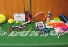 Sesenta raquetas en miniatura sorprenden en San Lorenzo de El Escorial Raquetas de tenis en miniatura de la exposición Raquetas con historia en San Lorenzo de El Escorial