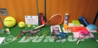 Sesenta raquetas en miniatura sorprenden en San Lorenzo de El Escorial Raquetas de tenis en miniatura de la exposición Raquetas con historia en San Lorenzo de El Escorial