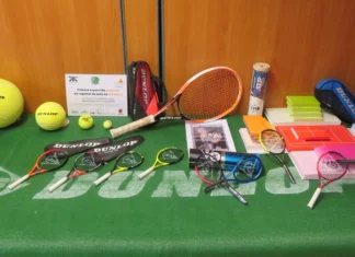 Raquetas de tenis en miniatura de la exposición Raquetas con historia en San Lorenzo de El Escorial