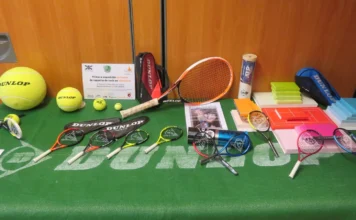 Sesenta raquetas en miniatura sorprenden en San Lorenzo de El Escorial Raquetas de tenis en miniatura de la exposición Raquetas con historia en San Lorenzo de El Escorial
