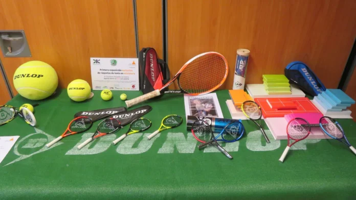 Raquetas de tenis en miniatura en San Lorenzo de El Escorial Raquetas de tenis en miniatura de la exposición Raquetas con historia en San Lorenzo de El Escorial
