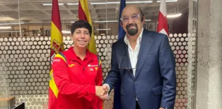 Carla Suárez renueva como capitana de España hasta 2029 Carla Suárez y Miguel Díaz Román durante la renovación de la capitana de España hasta 2029
