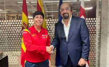 Carla Suárez renueva como capitana de España hasta 2029 Carla Suárez y Miguel Díaz Román durante la renovación de la capitana de España hasta 2029