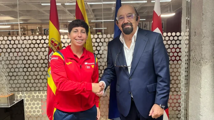 Carla Suárez renueva como capitana de España hasta 2029 Carla Suárez y Miguel Díaz Román durante la renovación de la capitana de España hasta 2029