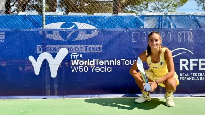 Charo Esquiva, campeona del W50 de Yecla Charo Esquiva celebra su primer título profesional en Yecla