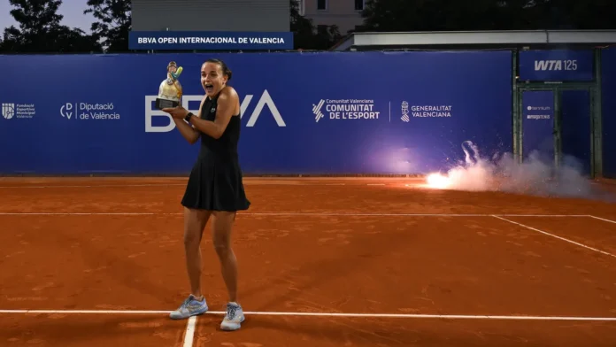 Clara Burel, campeona del BBVA Open Valencia Clara Burel alza el trofeo de campeona del BBVA Open Internacional de Valencia.