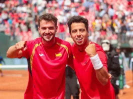 España supera a Chile y vuelve a la Final 8 de la Copa Davis Jaume Munar y Pedro Martínez celebran la clasificación de España para la Final 8 de la Copa Davis.