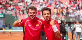 España supera a Chile y vuelve a la Final 8 de la Copa Davis Jaume Munar y Pedro Martínez celebran la clasificación de España para la Final 8 de la Copa Davis.