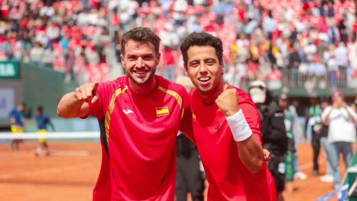 España se clasifica para la Final 8 de la Copa Davis Jaume Munar y Pedro Martínez celebran la clasificación de España para la Final 8 de la Copa Davis.