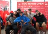 La lluvia pone a prueba al Vigo Tennis Open, que mantiene el pulso competitivo Jugadores italianos del Vigo Tennis Open durante la espera por la lluvia