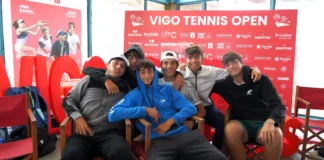 La lluvia pone a prueba al Vigo Tennis Open, que mantiene el pulso competitivo Jugadores italianos del Vigo Tennis Open durante la espera por la lluvia