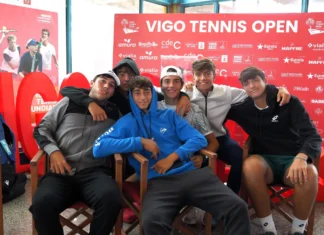 Jugadores italianos del Vigo Tennis Open durante la espera por la lluvia