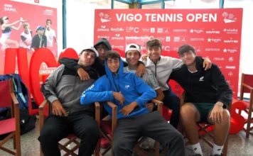 La lluvia pone a prueba al Vigo Tennis Open, que mantiene el pulso competitivo Jugadores italianos del Vigo Tennis Open durante la espera por la lluvia