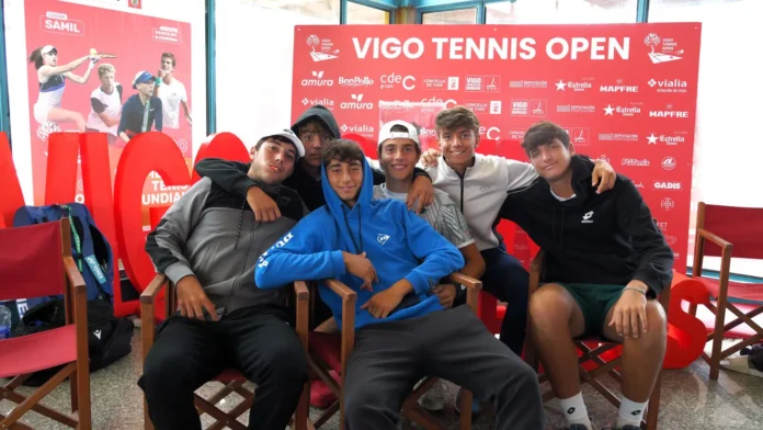 Jugadores del Vigo Tennis Open esperan durante la lluvia Jugadores italianos del Vigo Tennis Open durante la espera por la lluvia