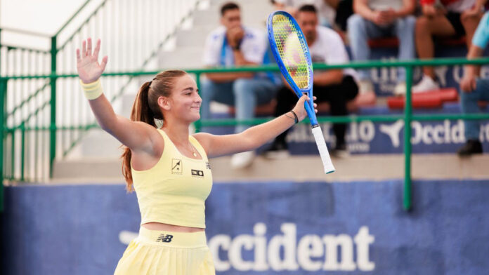 Charo Esquiva, campeona del W35 de Baza Charo Esquiva celebra su segundo título profesional en el W35 de Baza