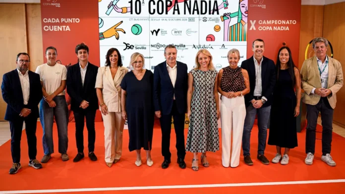 Representantes institucionales y del tenis posan durante la presentación de la 10.ª Copa Nadia 2026 en Sevilla.